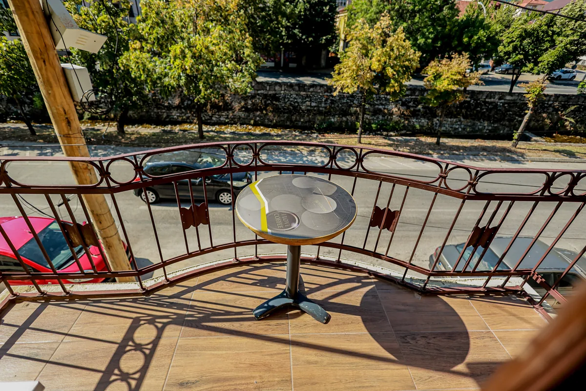 Kleiner privater Balkon mit Blick ins Grüne