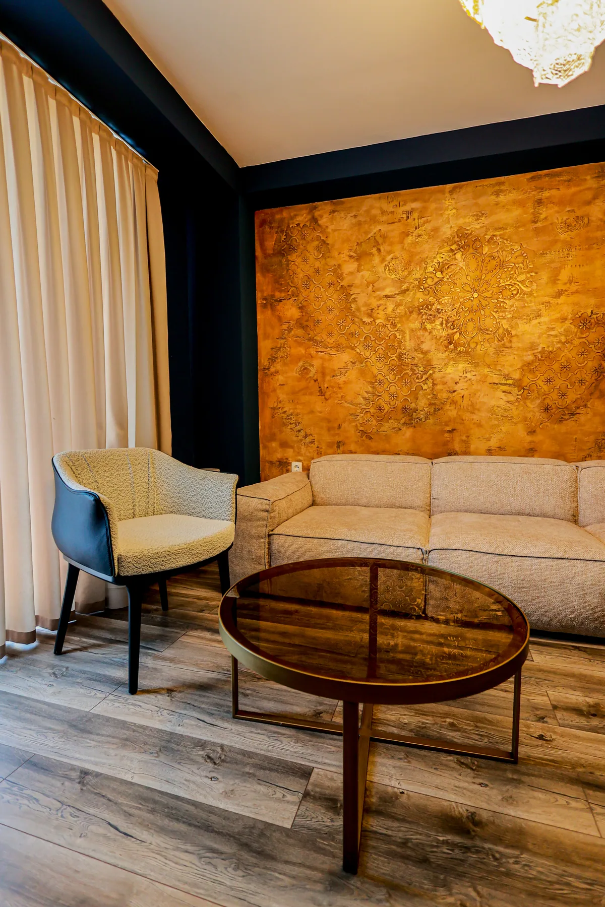 Cremefarbenes Sofa im Wohnzimmer