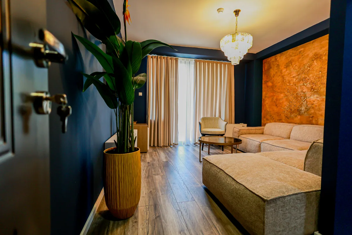 Separates Wohnzimmer mit Kronleuchter