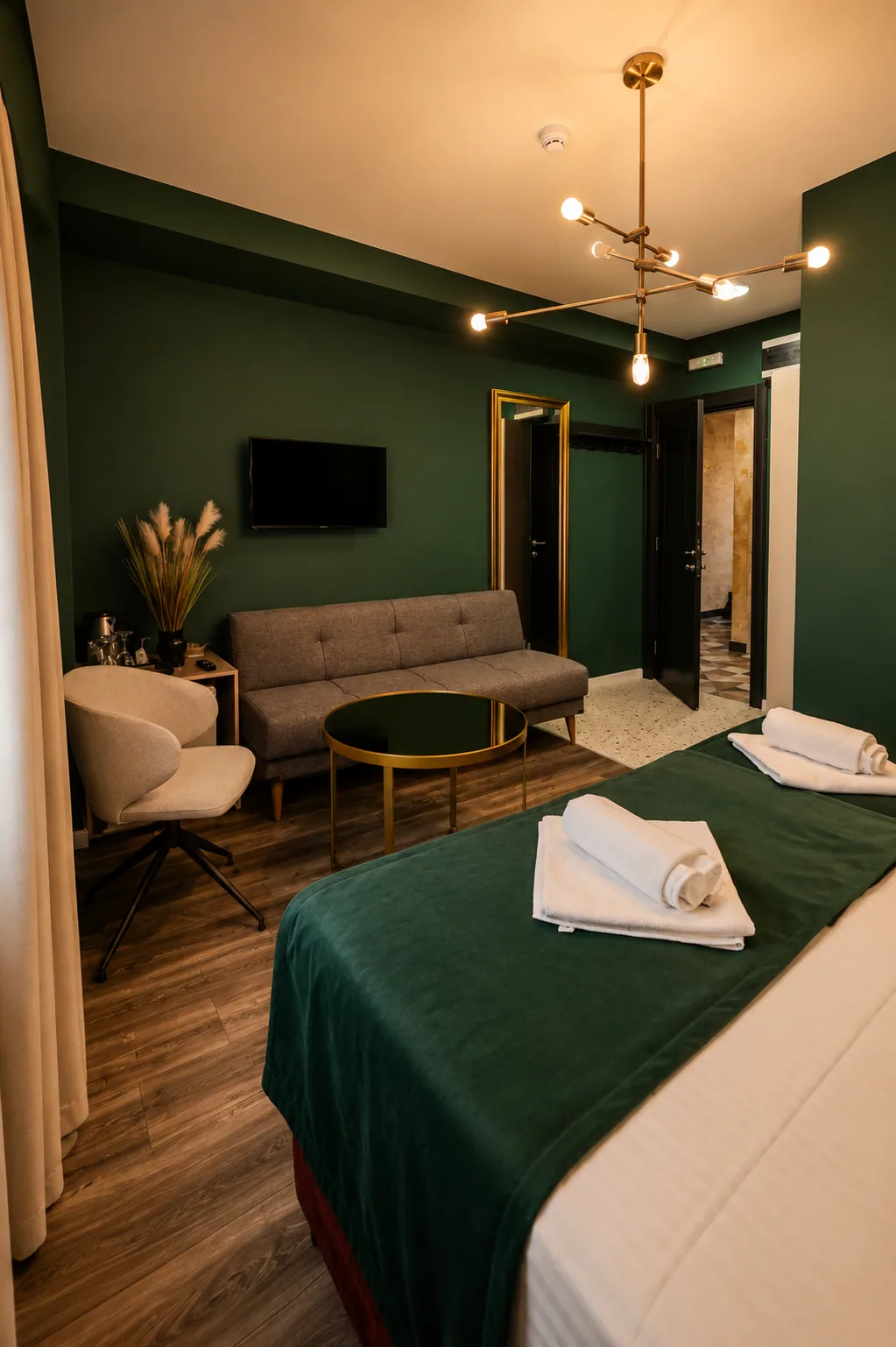 Dreibettzimmer mit bereitgelegten Handtüchern