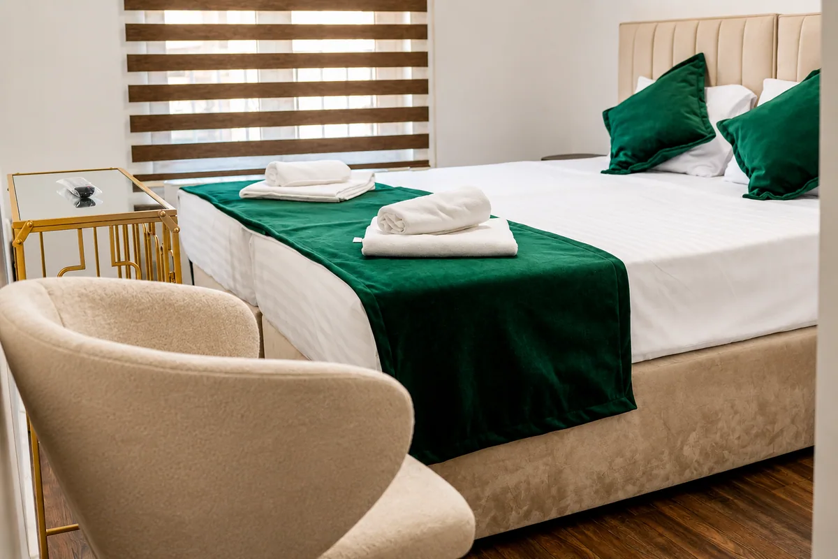 Elfenbeinfarbenes Doppelzimmer mit Smaragd-Akzenten