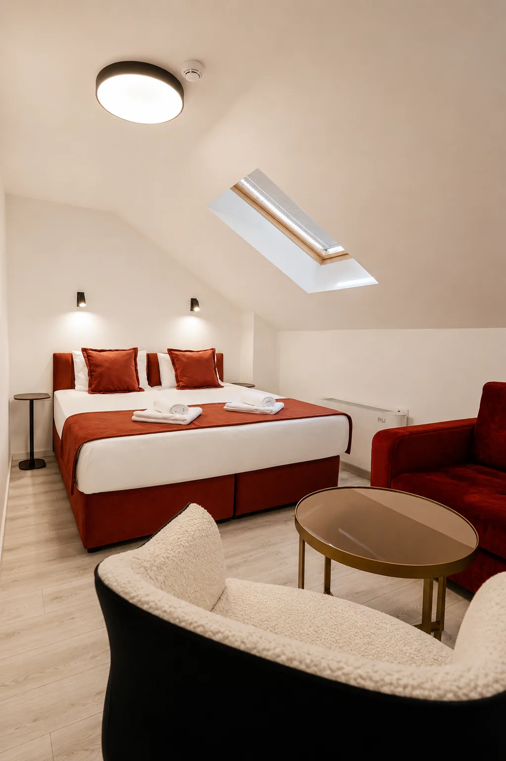 Zimmer mit Dachschräge und Schlafsofa