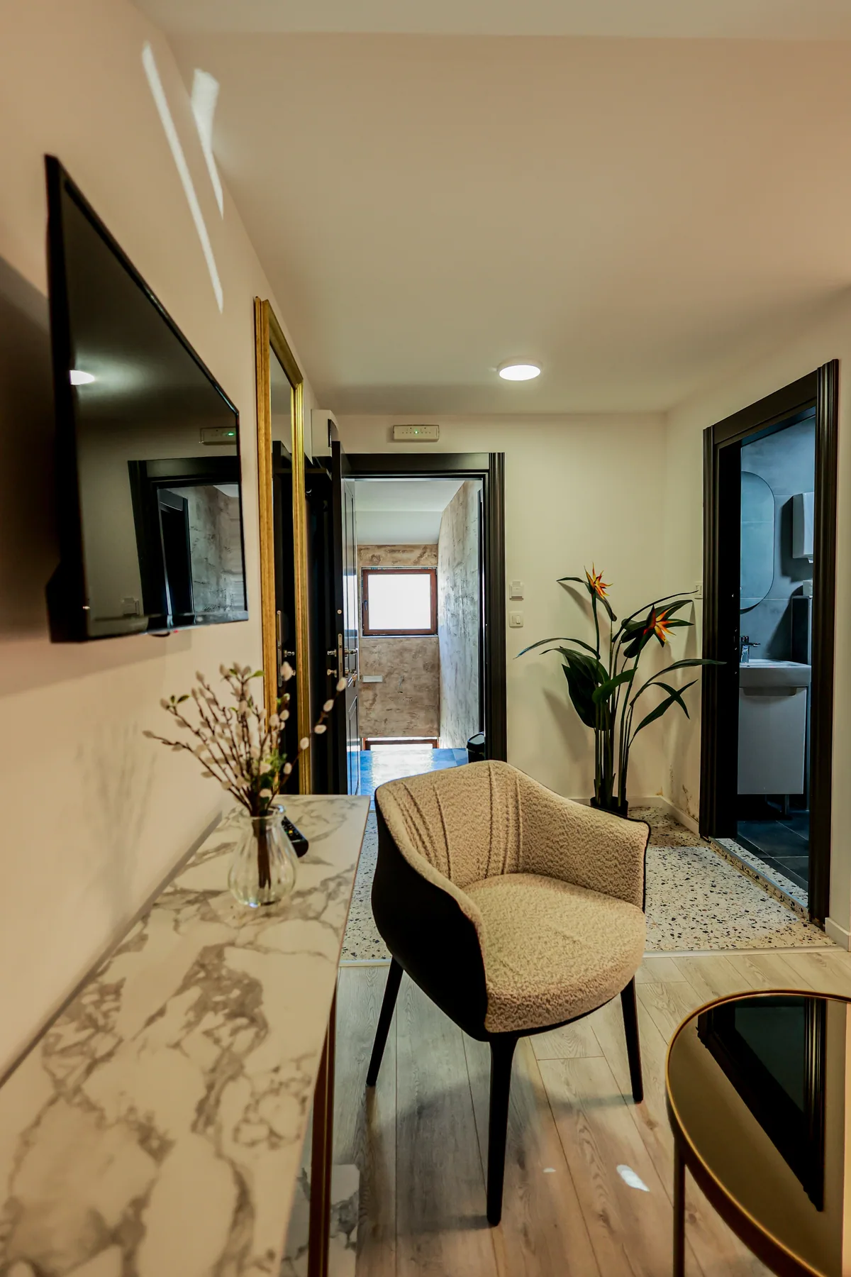 Schreibtisch in Marmoroptik und Fernseher im Dachzimmer