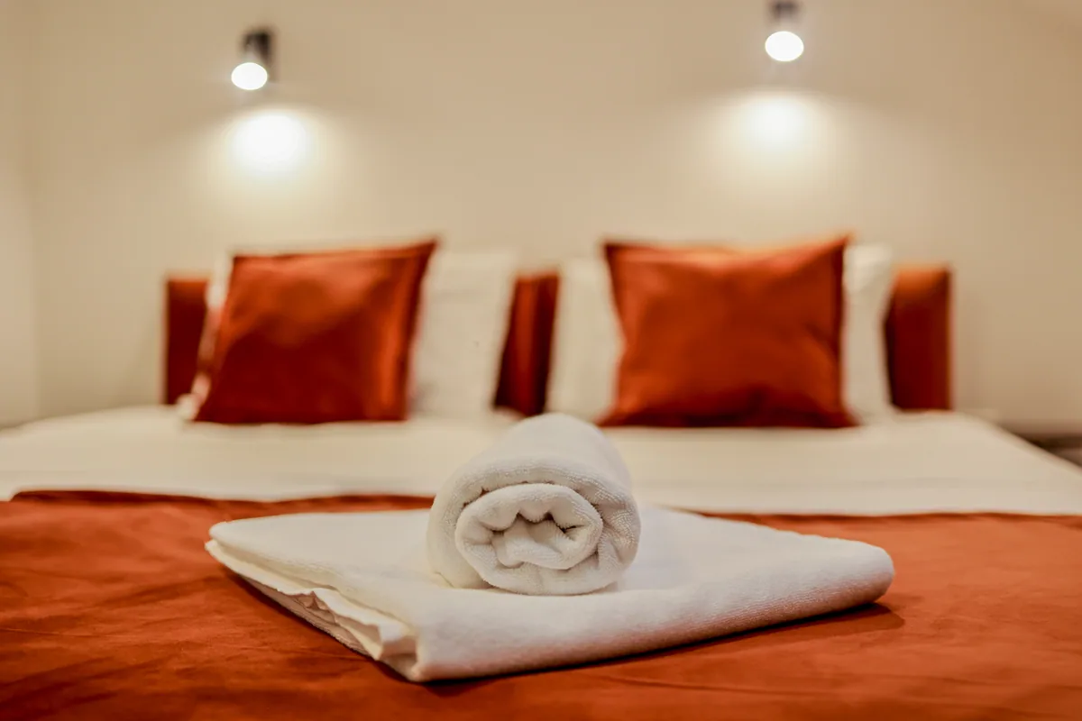 Handtuchdetail auf rostfarbenem Bett