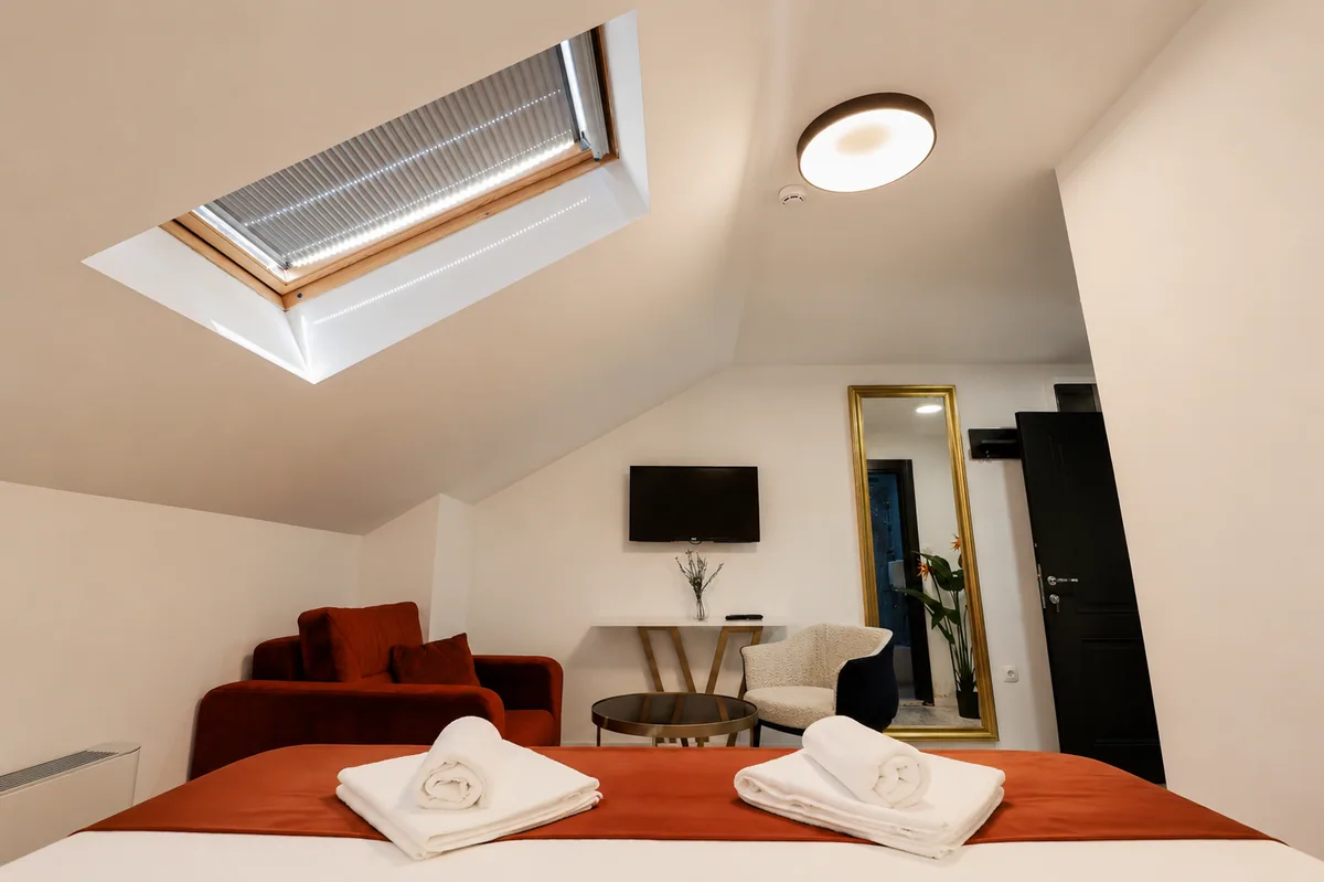 Warmes Dachzimmer mit Oberlicht