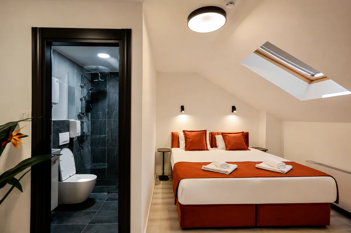 Dachzimmer neben seinem privaten Bad