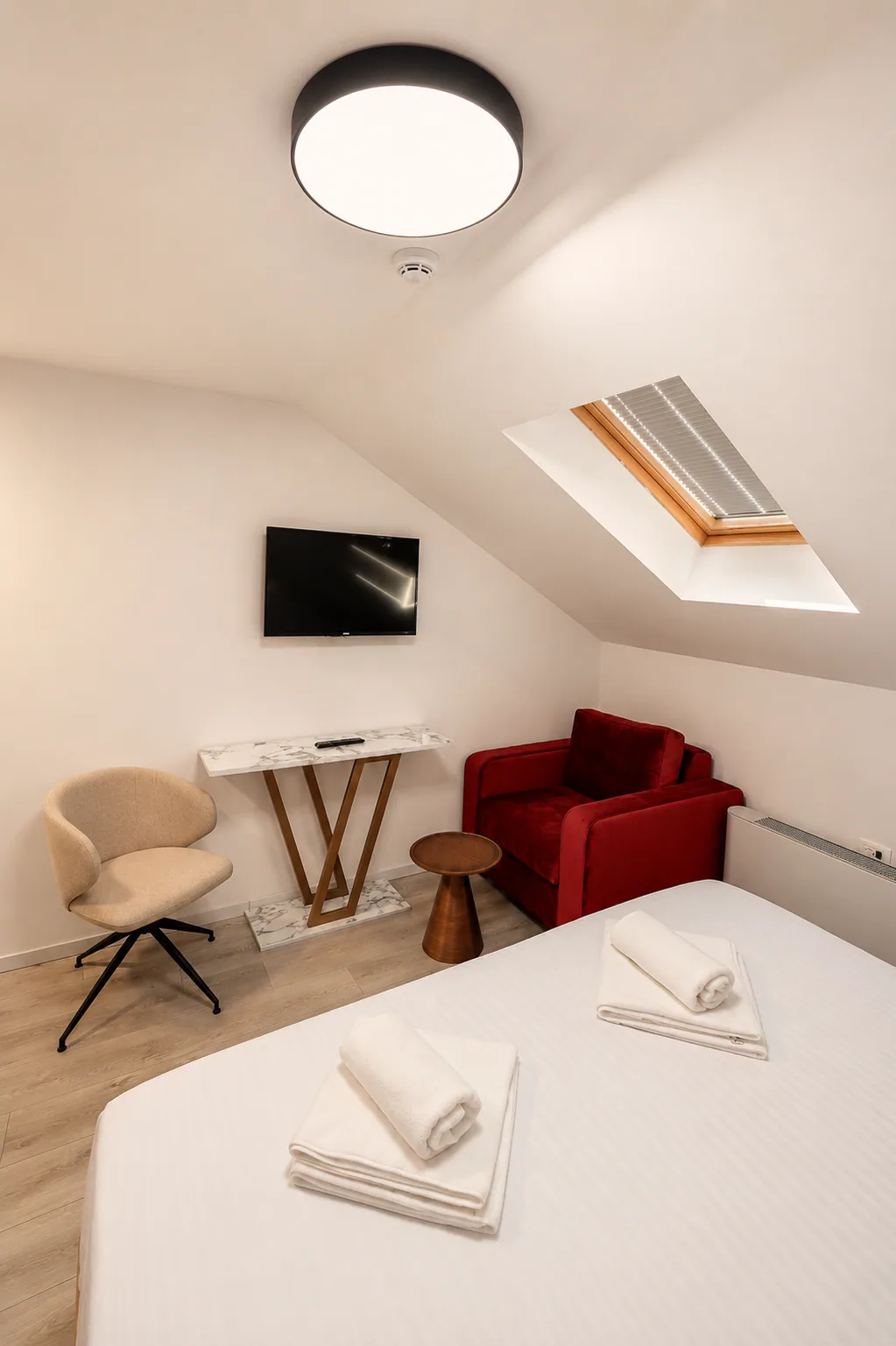 Dachzimmer mit Sitzecke und Oberlicht