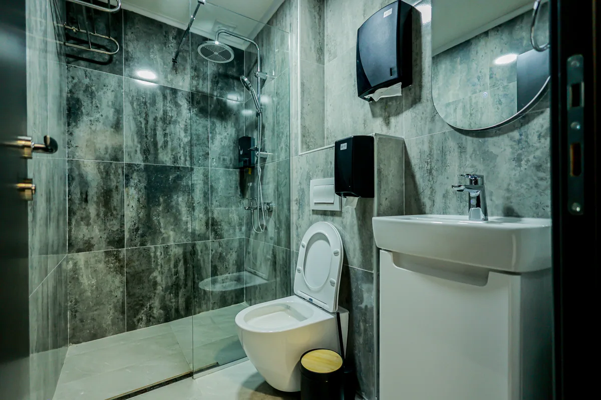 Privates Bad mit dunkler Steinoptik