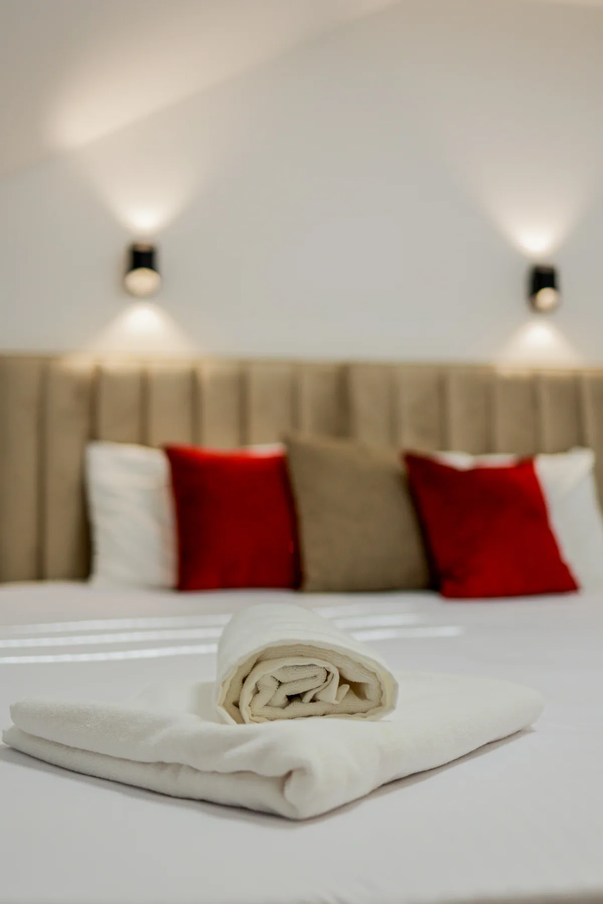 Bereitgelegte Handtücher auf dem Doppelbett
