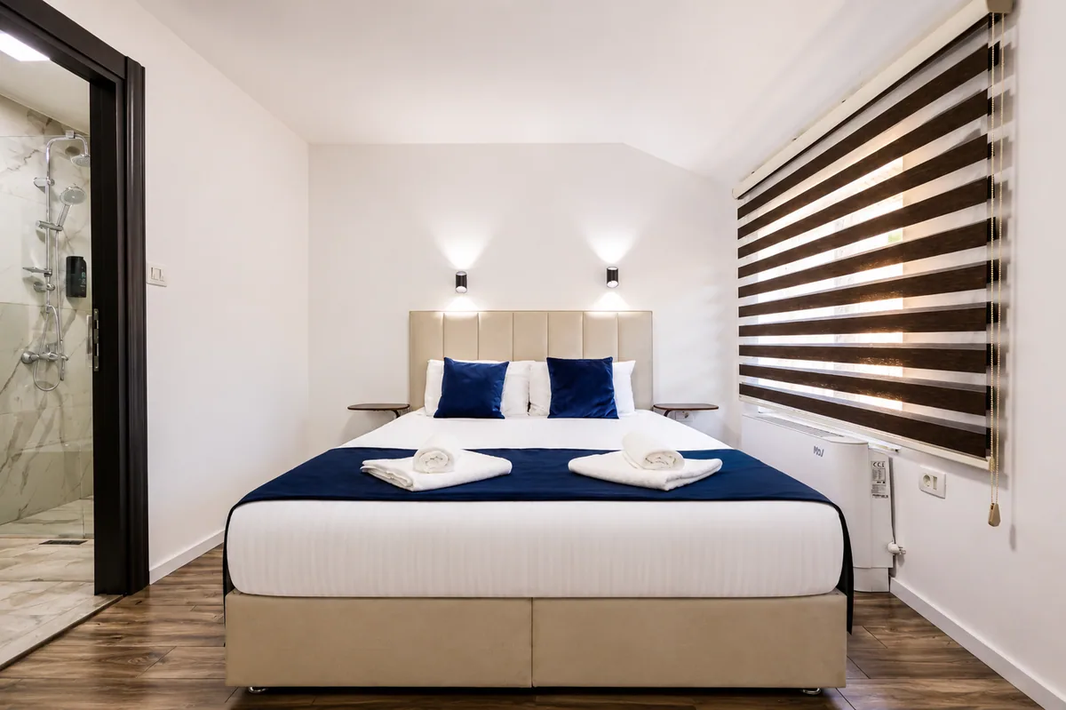 Helles Doppelzimmer mit tiefblauen Akzenten