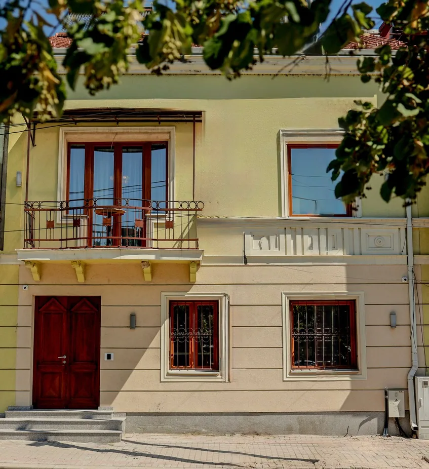 Gelbe Fassade der PAPARAZZI Luxury Apartments