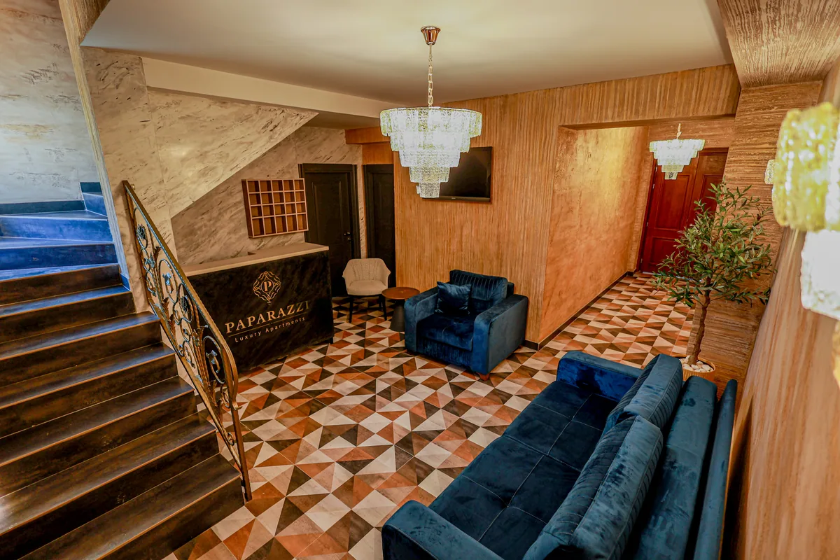 Hotellounge mit blauen Sitzmöbeln und gemustertem Boden