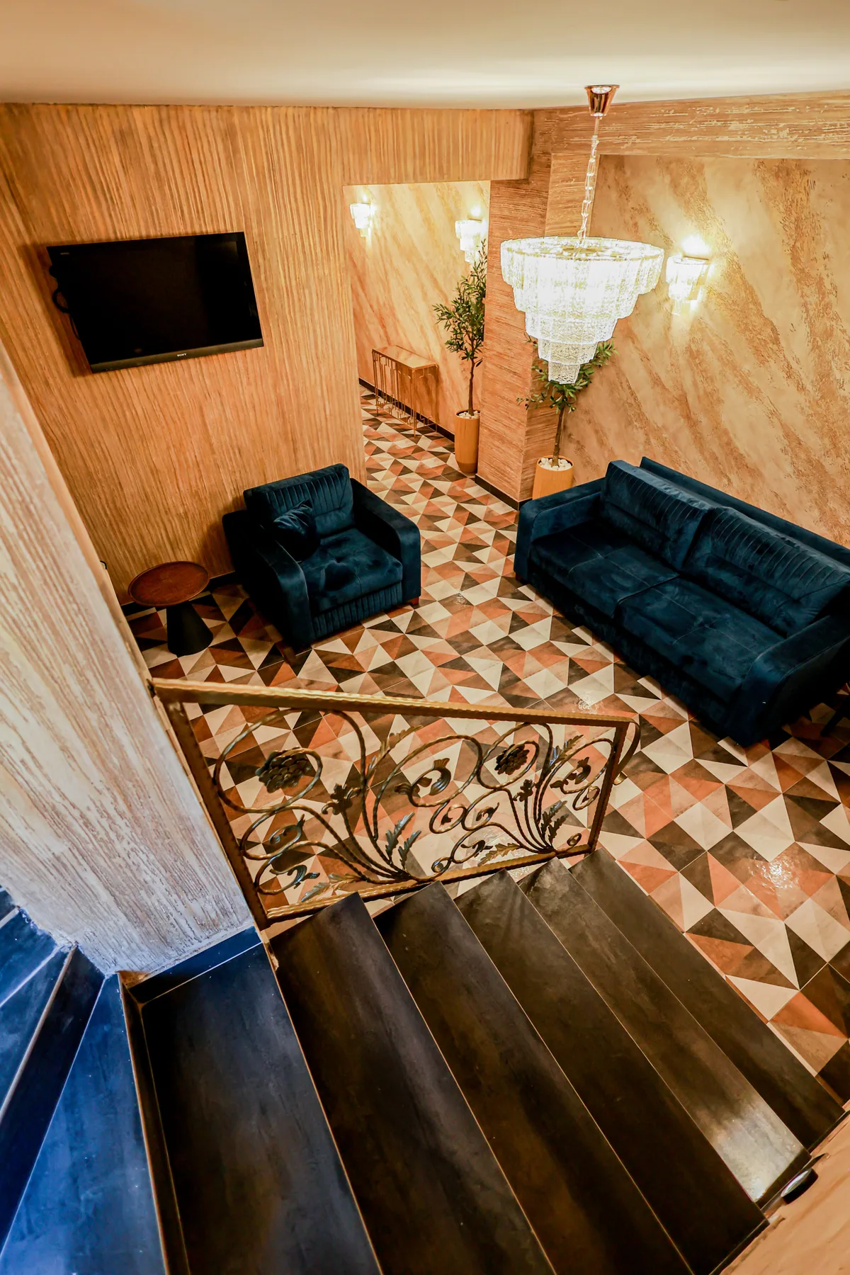 Blick von der Treppe in die Hotellounge