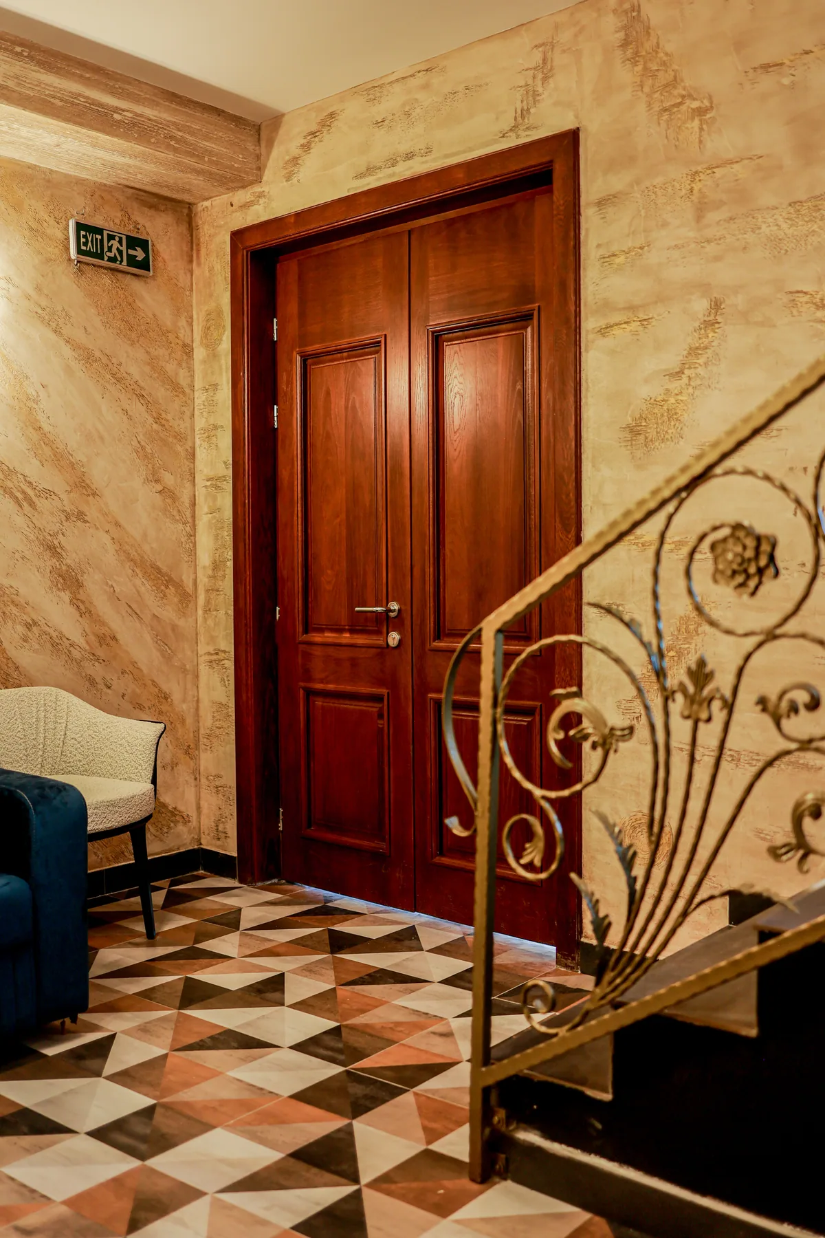 Holztür neben der Treppe und dem gemusterten Boden